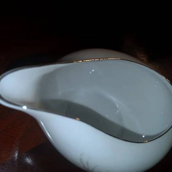 Nice 1960s Castlecourt Wheat Spray Pattern Fine China Creamer or Gravy Boat - Picture 5 of 12